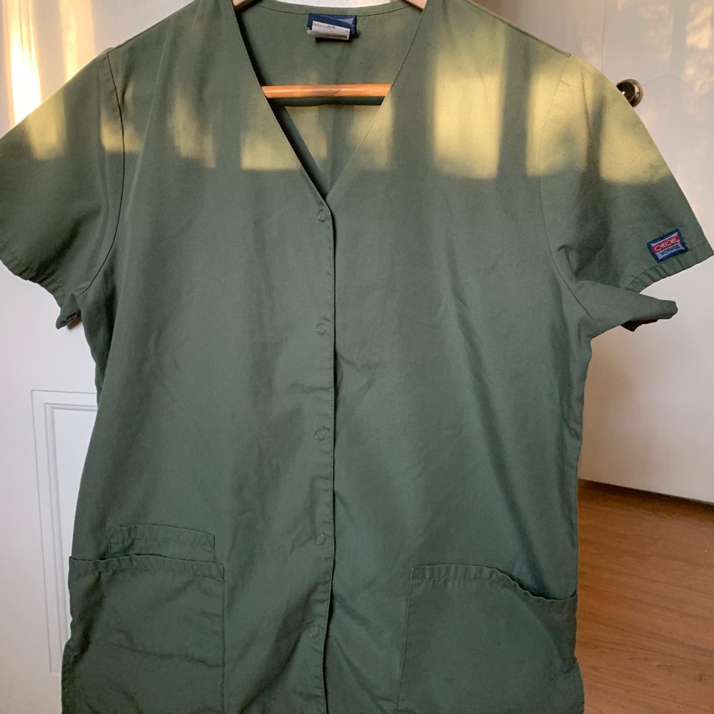 XS OLIVE GREEN SCRUB SET (top and bottom)